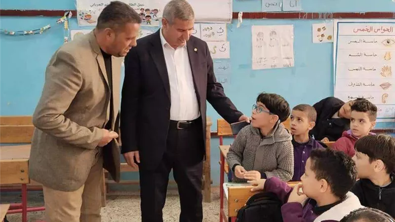 وكيل تعليم دميـاط يكرم مدير مدرسة لإنضباط العملية التعليمية