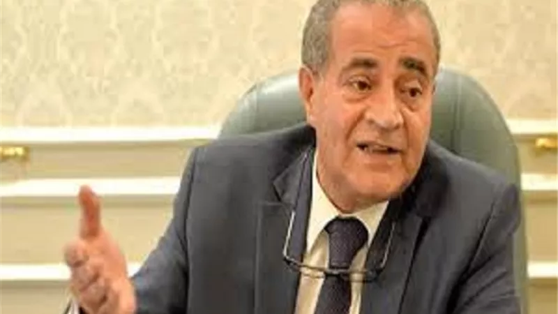 وزير التموين يقررتخفيض سعر زجاجة زيت الخليط 800 مللي إلي 65 جنيه