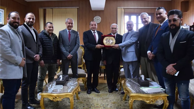 رئيس جامعة بني سويف يستقل مجلس نقابة الأطباء