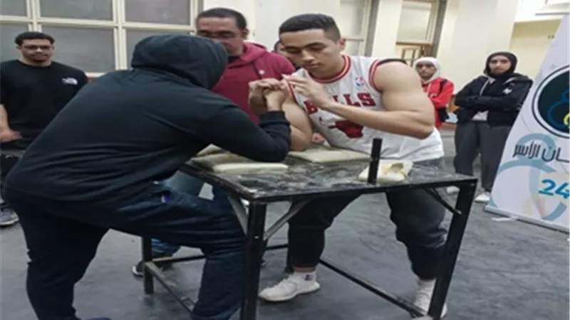 مهرجان الأسر الطلابية بعين شمس يستكمل فعالياته بمصارعة الذراعين