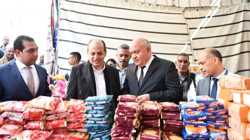 محافظ قنا يتفقد معرض حزب الشعب الجمهوري