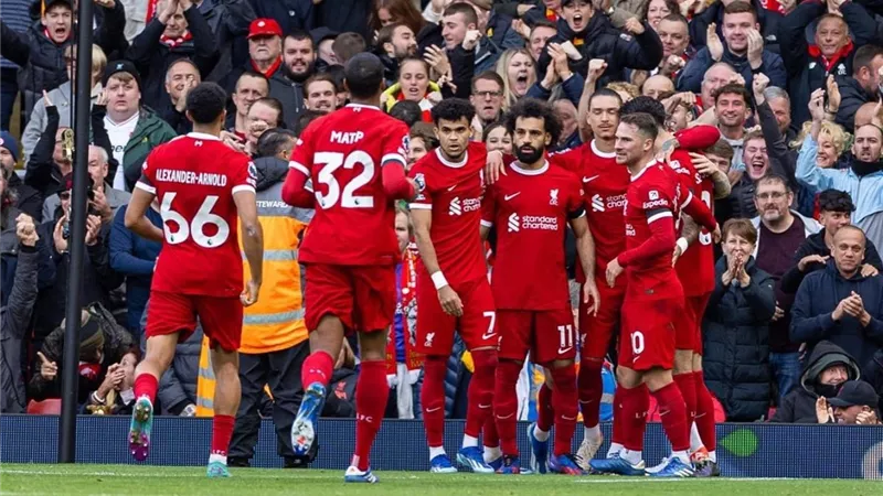 ليفربول يتصدر الدوري الإنجليزي بعد فوزه على لوتون برباعية
