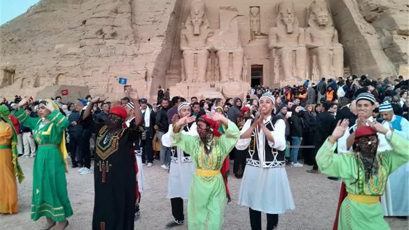 4100 سائح أجنبى وزائر مصرى يشاهدون ظاهرة تعامد الشمس في أبو سمبل