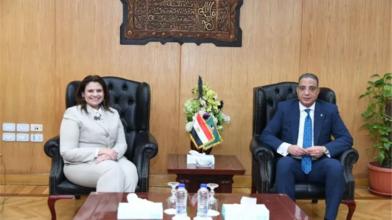 محافظ الفيوم يستقبل وزيرة الدولة للهجرة وشئون المصريين بالخارج