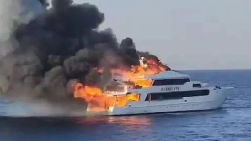 القوات البحريةالمصرية تنقذ 28 فرداعلى متن لنش سياحى بالبحر الأحمر