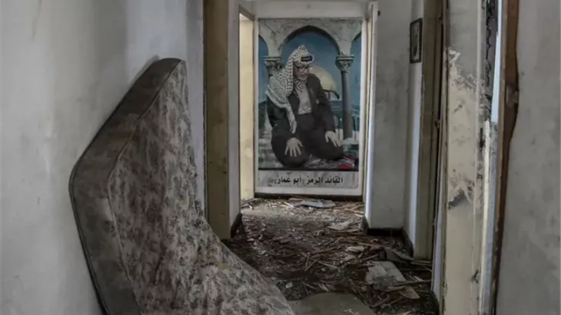 إسرائيل تدمر منزل ياسر عرفات في غزة.. صور