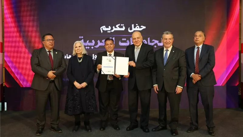 تكريم رئيس جنوب الوادى في حفل التصنيف العربي للجامعات ٢٠٢٣