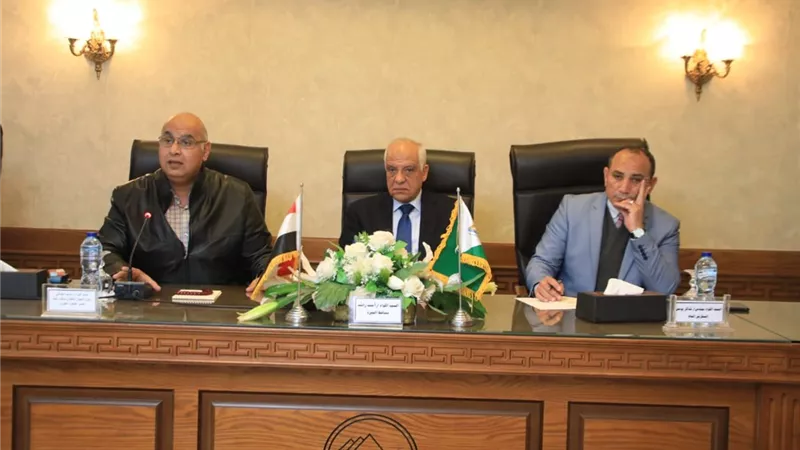 محافظ الجيزة يناقش تحويل المرافق المتعارضة مع المشروعات القومية