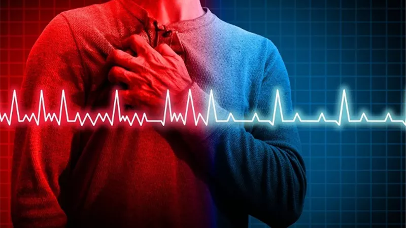حسام موافي يكشف أسباب الإحساس بنبضات القلب قبل النوم.. فيديو