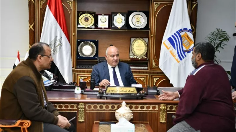 محافظ قنا يواصل استقبال المواطنين لبحث شكاواهم ومطالبهم