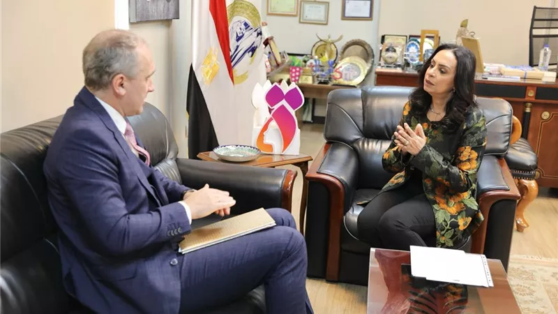 رئيسة القومي للمرأة وسفير بيلاروسيا يبحثان سبل التعاون