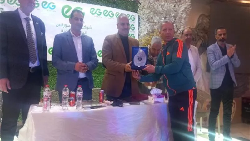 الصبروط يكرم بطل العالم فى القوة البدنية للكبار بمركز شباب شبلنجة