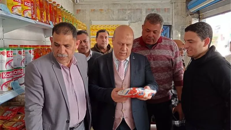 سكرتير مساعد الإسماعيلية يتفقد منفذ بيع السلع الغذائية في فايد