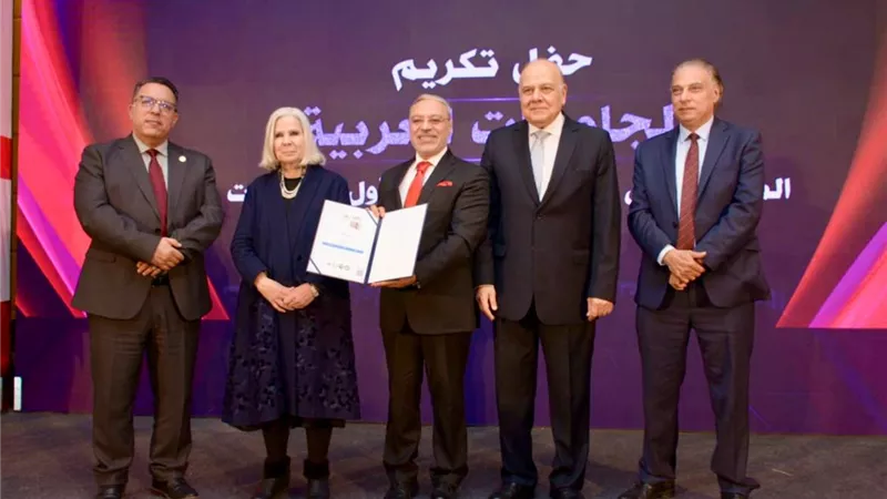 رئيس جامعة طنطا يتسلم جائزة التصنيف العربى للجامعات ٢٠٢٣