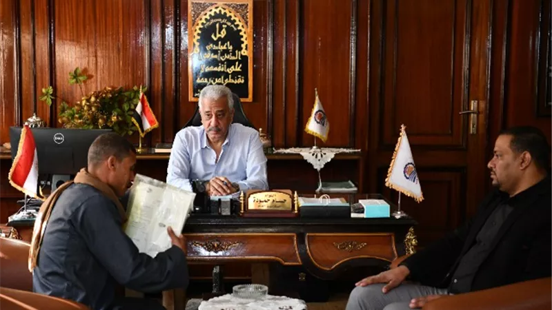 محافظ قنا ونائبه والسكرتير العام يستقبلون ٥٣ مواطنا لبحث شكاواهم