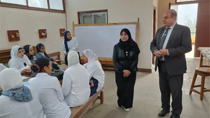 وكيل وزارة التعليم ببنى سويف يتفقد المدرسة الثانوية الفنية بنات