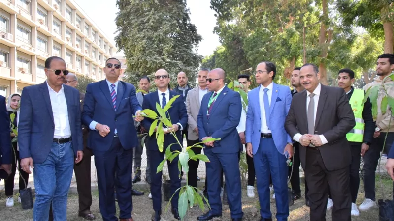 غرس 1000 شجرة مثمرة.. رئيس جامعة أسيوط يدشّن «هنجملها»