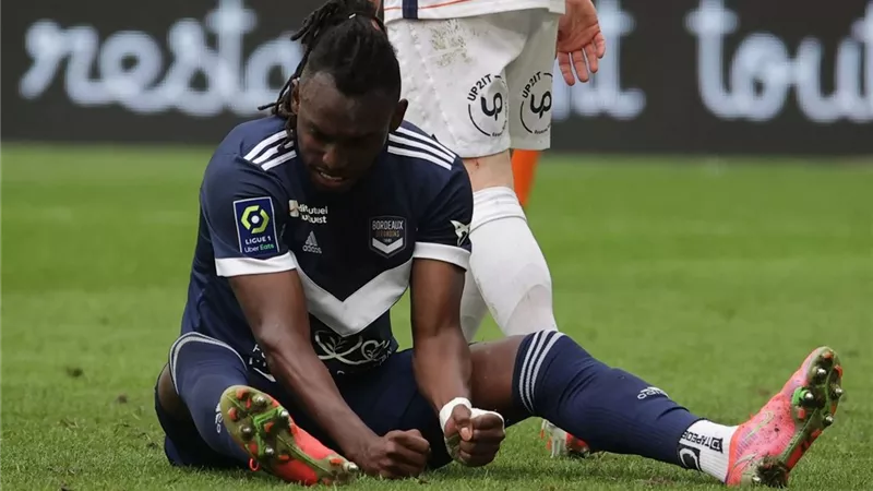 لاعب يدخل في غيبوبة بعد 40 ثانية من انطلاق المباراة.. فيديو