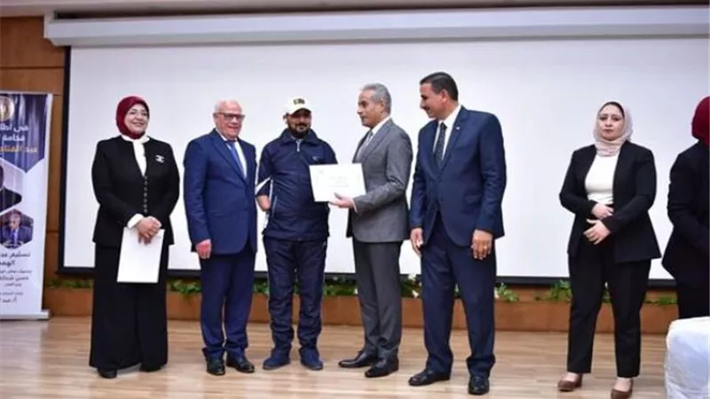 بالصور ..وزير العمل ومحافظ بورسعيد يُسلّمان عقود عمل لذوى الهمم
