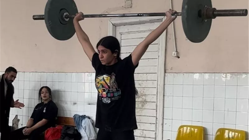 نورا بطلة جامعة الاسكندرية في رفع الاثقال