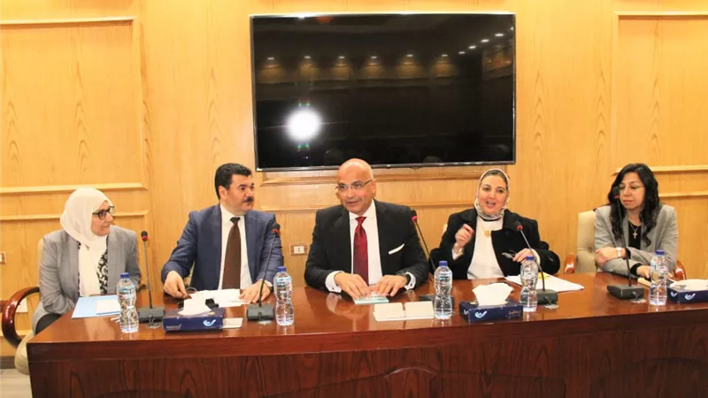 رئيس جامعة عين شمس يشهد اجتماع مجلس كلية الصيدلة