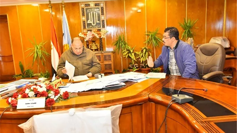 محافظ أسيوط يؤكد تقديمه لسبل الدعم لتنفيذ مشروعات الرصف بالمراكز