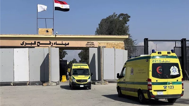 عبور 41 جريحا فلسطينيا ميناء رفح البرى وإدخال 100شاحنة مساعدات إلى غزة