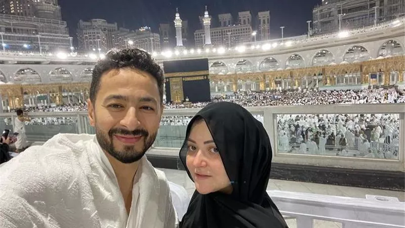 بكلمات رقيقة.. حمادة هلال يهنئ زوجته بعيد ميلادها من أمام الكعبة