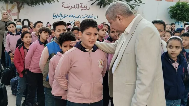 مدير تعليم دمياط يفاجئ مدارس فارسكور