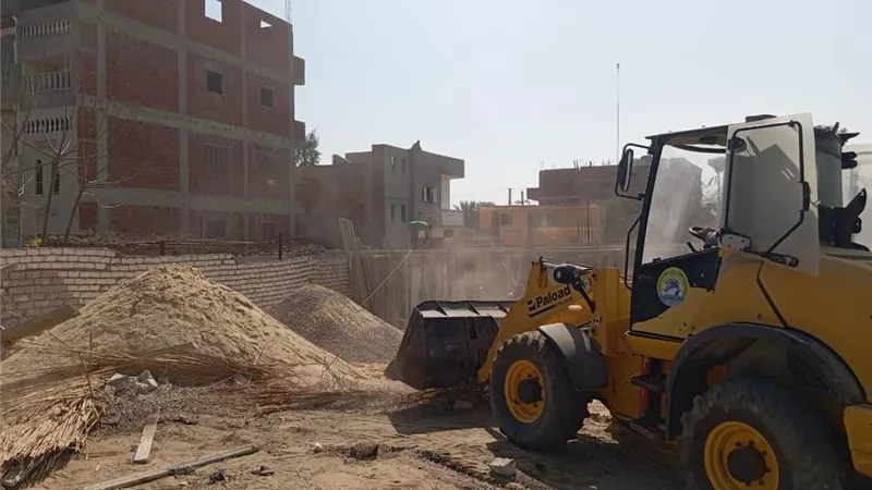 إزالة فورية لحالتي تعدٍّ بالبناء في أبوصوير بالإسماعيلية