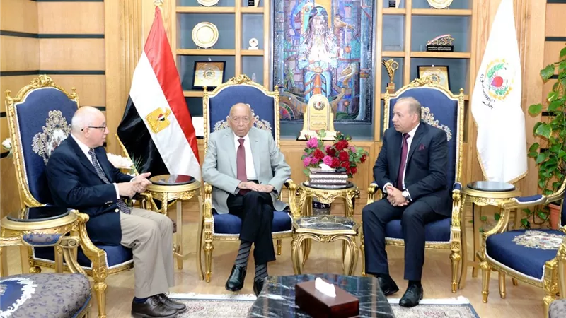 مجلس جامعة المنصورة يكرم الدكتور محمد غنيم مؤسس مركز الكلى