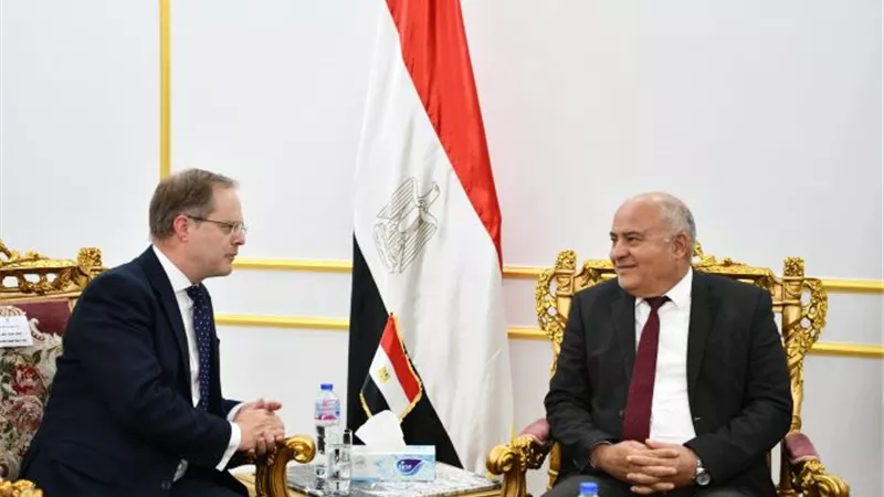 الداوودي يبحث مع السفير البريطاني الفرص الاستثمارية