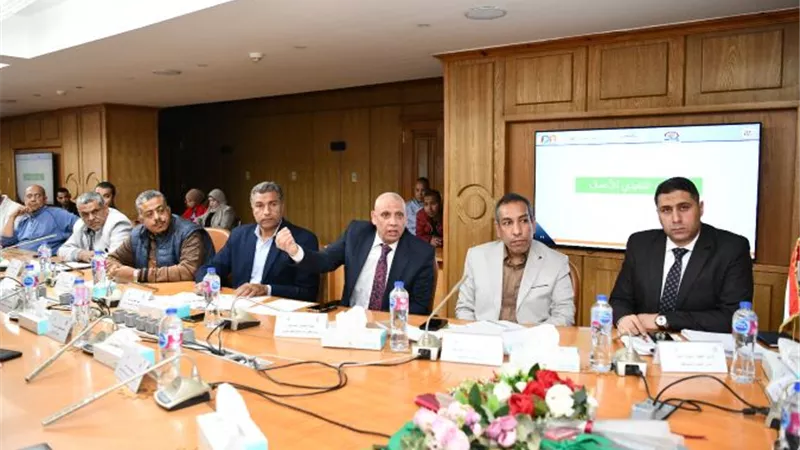 محافظ قنا يستعرض الموقف التنفيذي لأعمال ترفيق المناطق الصناعية