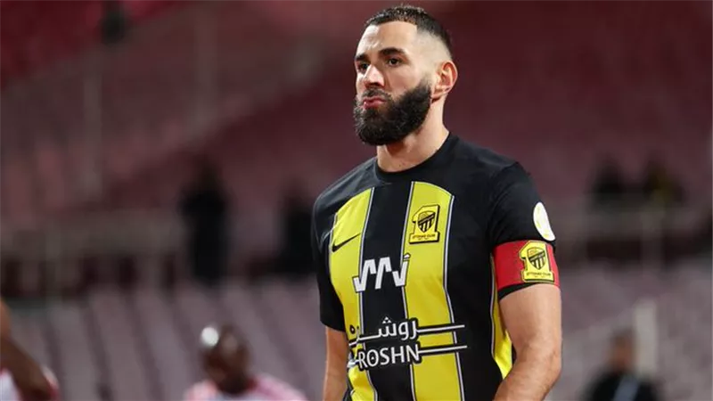 بنزيما يهدر ركلة جزاء لاتحاد جدة أمام الوحدة .. شاهد