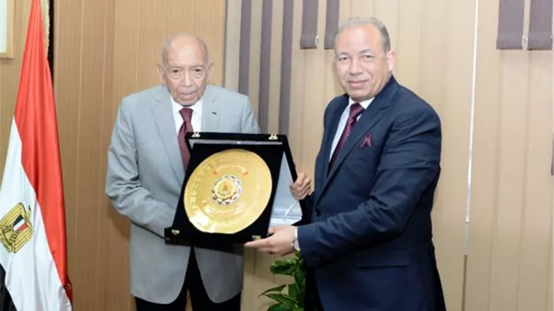 مجلس جامعة المنصورة يكرم الدكتور محمد غنيم