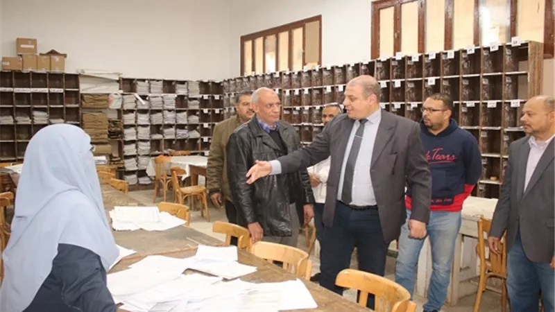 وكيل تعليم بني سويف يطمئن على أداء طلاب سنوات النقل بامتحان شهر