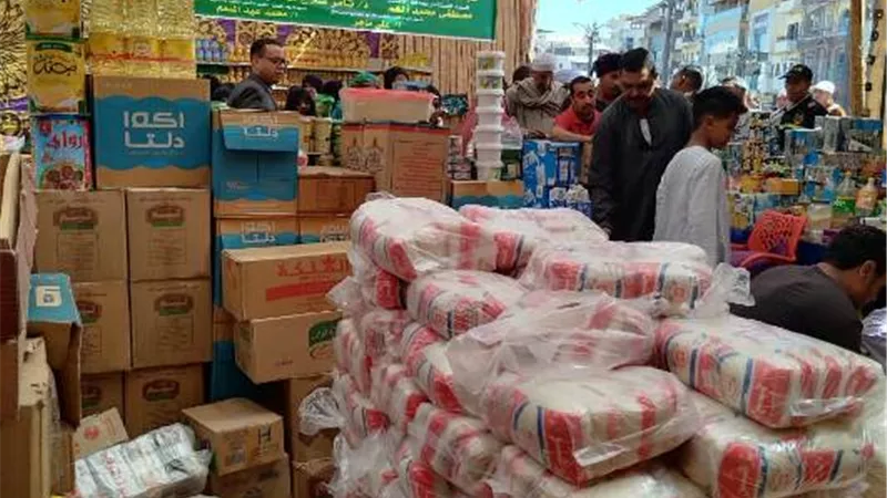 توزيع ١٠ طن سكر إضافية بمدينة الزينية شمال الأقصر