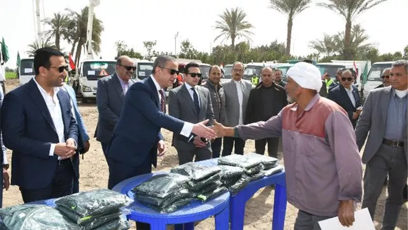 الفيوم .. تكرم عمال وسائقي مجلس المدينة ويستلمون الزي الجديد