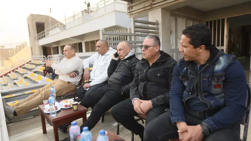 حسام حسن وجهاز الفراعنة يحضرون مباراة الأهلي وبلدية المحلة