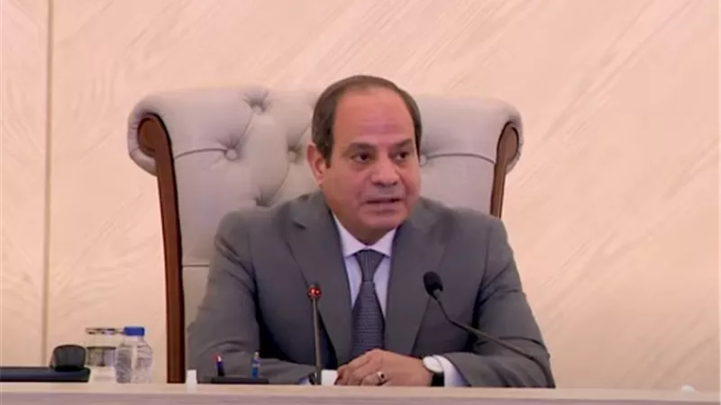 الرئيس السيسي يجتمع مع وزير الدفاع ورئيس الأركان وعدد من قادة القوات المسلحة (فيديو)