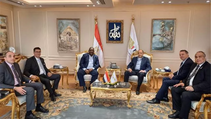 حلمي يبحث مع وفد المجلس الدولي للمطارات دعم التعاون
