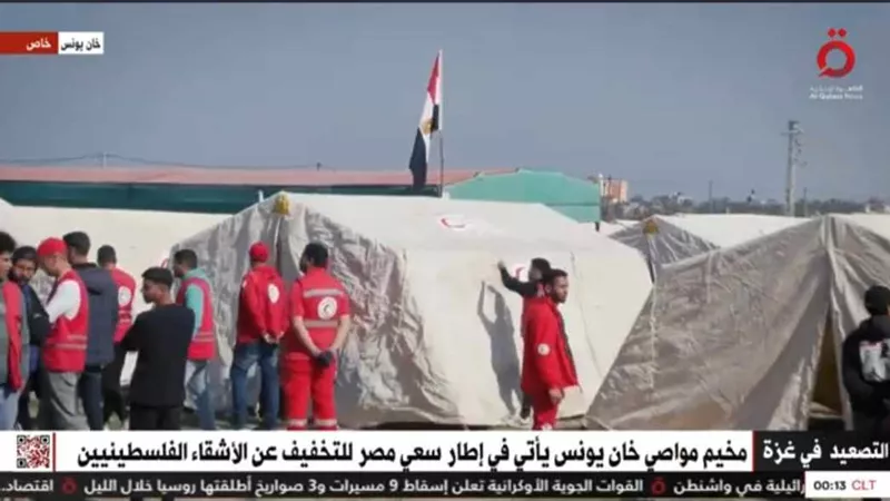 مصر تقيم معسكرا ثانيا للنازحين بخان يونس يضم 400 خيمة تسع نحو 4000 شخص ..فيديو