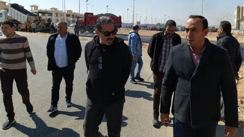 رئيس جهاز الشروق يكشف عن أحدث مشروعات الطرق فى المدينة.. صور