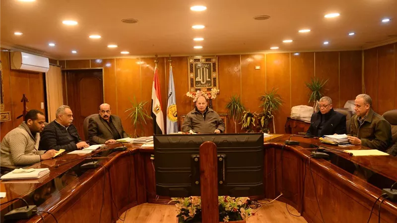 محافظ أسيوط يناقش تفعيل إدارة المعارض والساحات وسبل الاستفادة منها