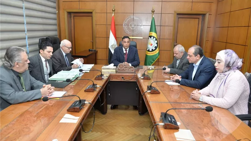 محافظ الدقهلية يتابع ملفات العمل مع 