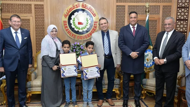 محافظ الدقهلية يكرم التوأم 