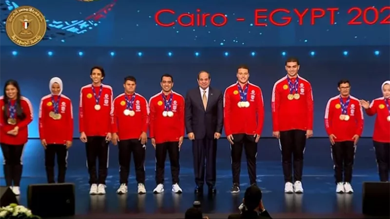 الرئيس السيسي يطلب صورة تذكارية مع أبطال مصر من 