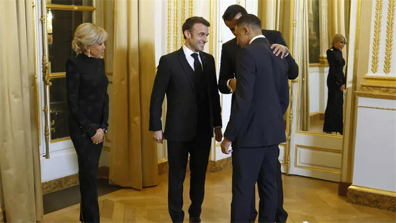 بحضور ماكرون.. هل ينجح أمير قطر في إقناع مبابي بالتجديد لباريس؟