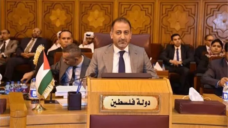 مندوب فلسطين بالجامعة العربية يسلم أبو الغيط رسالة من الرئيس عباس