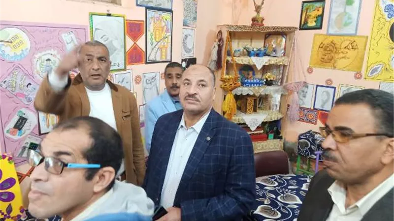 مدير الشؤون التنفيذية بتعليم قنا يفتتح معرض لوحات فنية بقوص